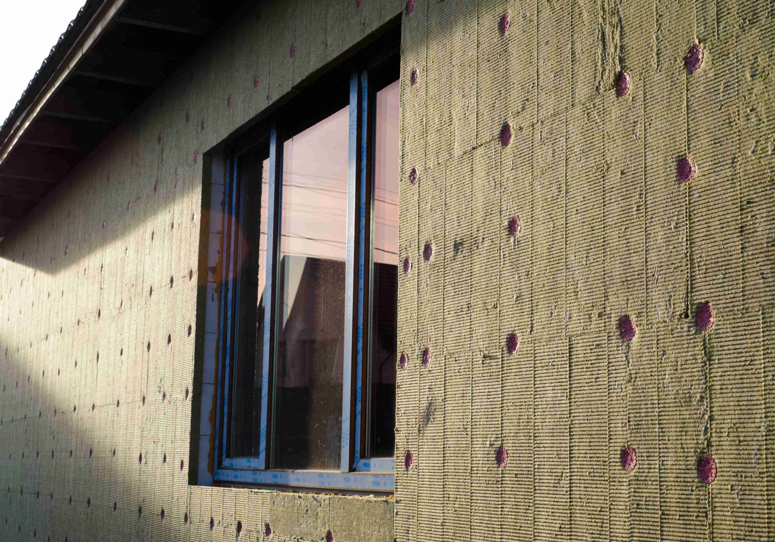 Isolation des murs par l'extérieur avec de la laine de roche