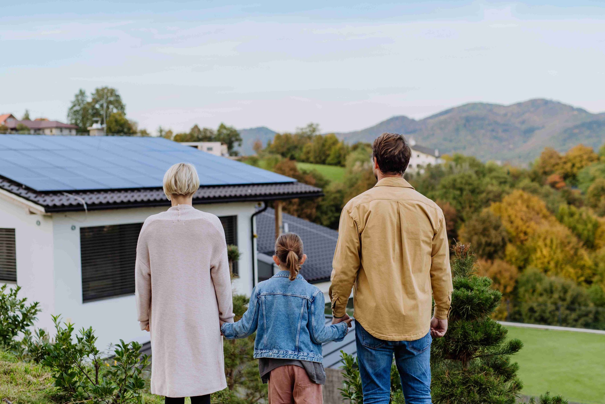 Famille avec maison à panneaux solaires photovoltaïques