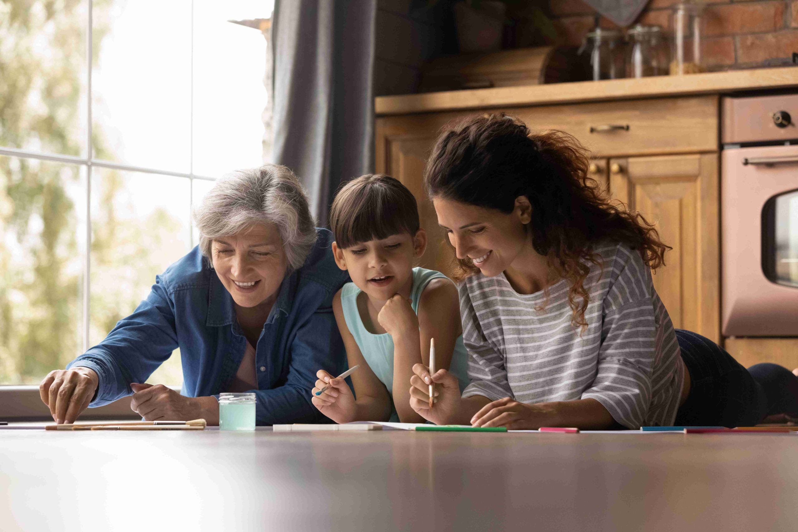 Famille dans la maison ancienne de la grand-mère.