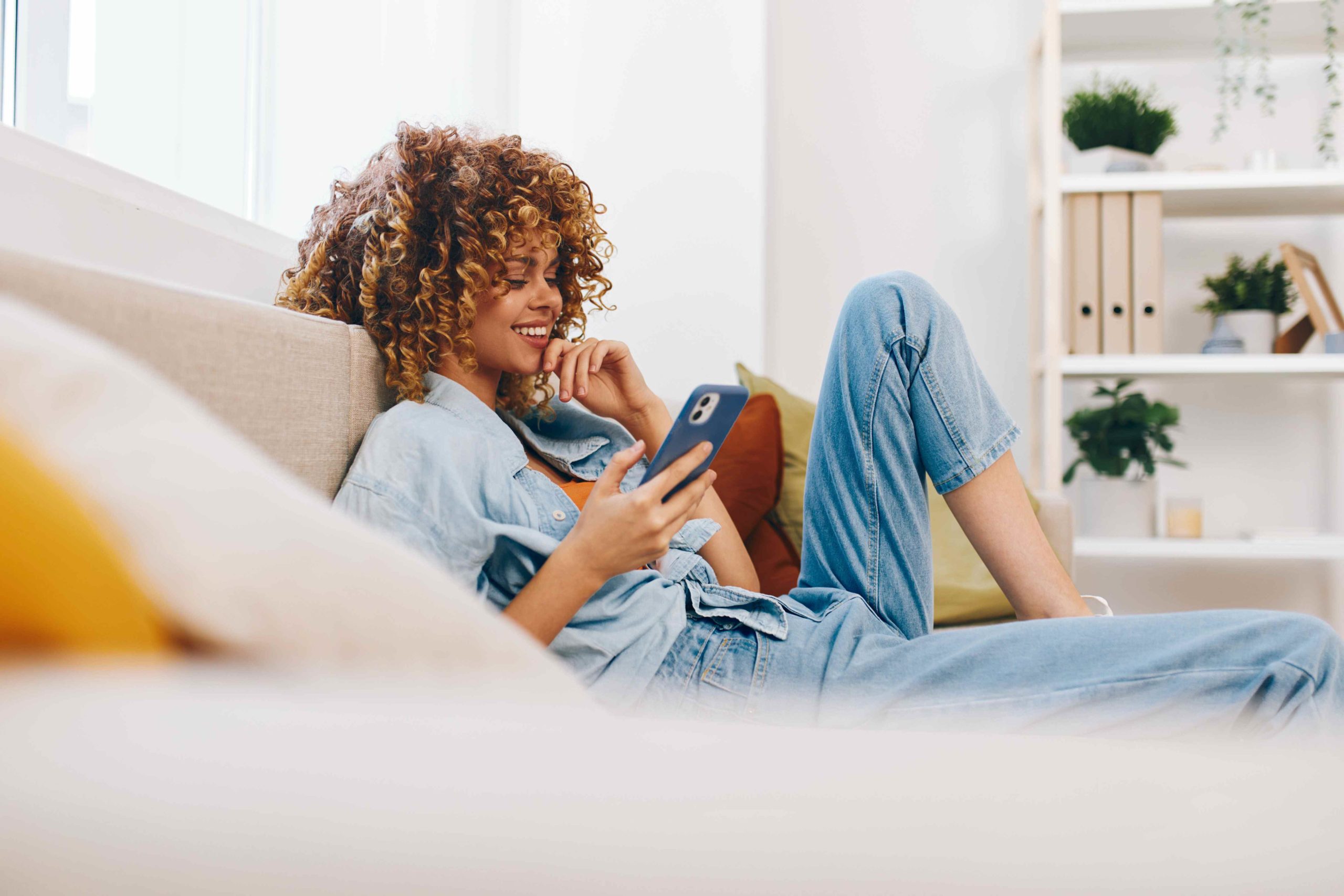 Jeune femme sur son téléphone